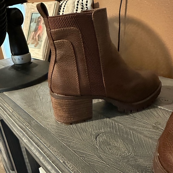 Boots - Picture 3 of 4